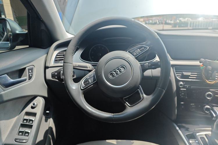 Used Audi A4L 2013 35 TFSI Automatic Standard Model Steering Wheel
