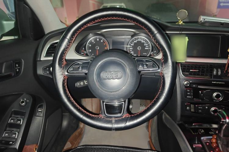 Used Audi A4L 2013 35 TFSI Automatic Standard Model Steering Wheel