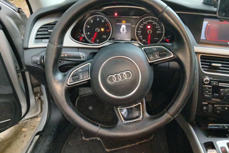 Used Audi A4L 2013 35 TFSI Automatic Standard Model Steering Wheel