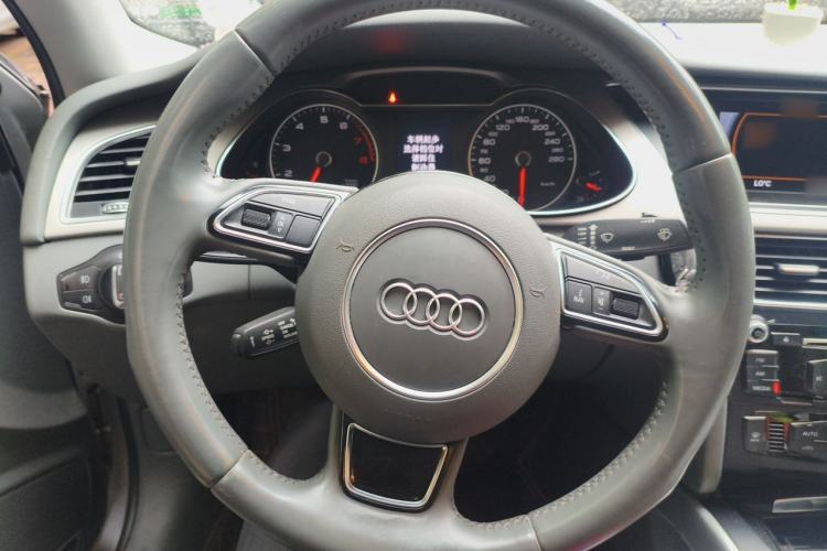 Used Audi A4L 2013 35 TFSI Automatic Standard Model Steering Wheel