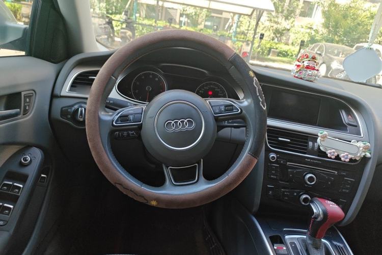 Used Audi A4L 2013 35 TFSI Automatic Standard Model Steering Wheel
