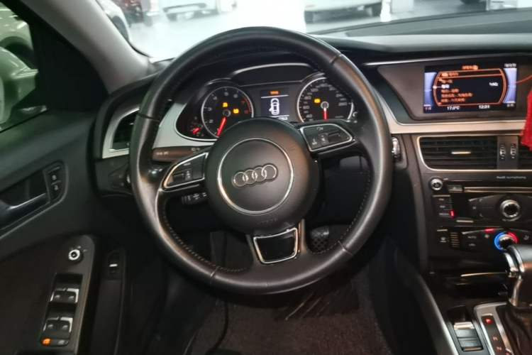 Used Audi A4L 2013 35 TFSI Automatic Standard Model Steering Wheel