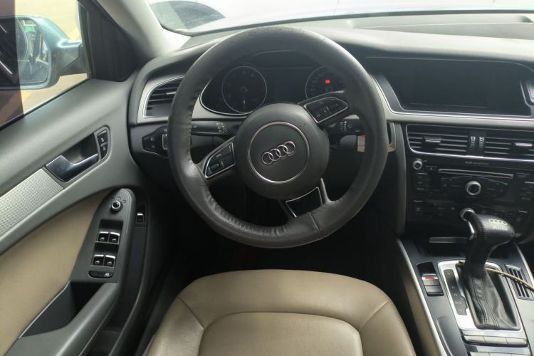 Used Audi A4L 2013 35 TFSI Automatic Standard Model Steering Wheel