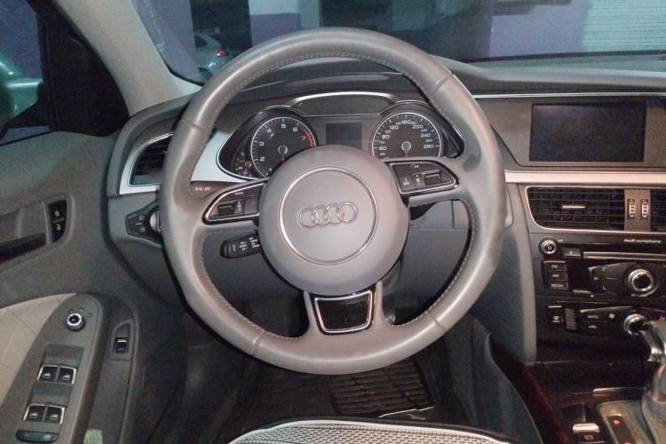 Used Audi A4L 2013 35 TFSI Automatic Standard Model Steering Wheel