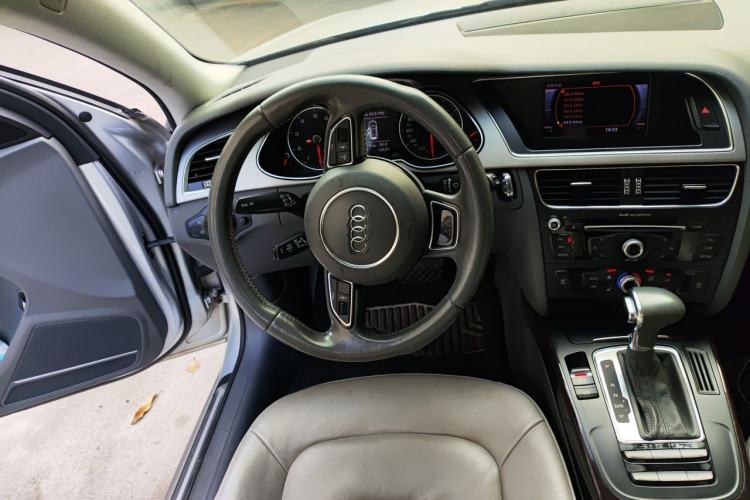 Used Audi A4L 2013 35 TFSI Automatic Standard Model Steering Wheel