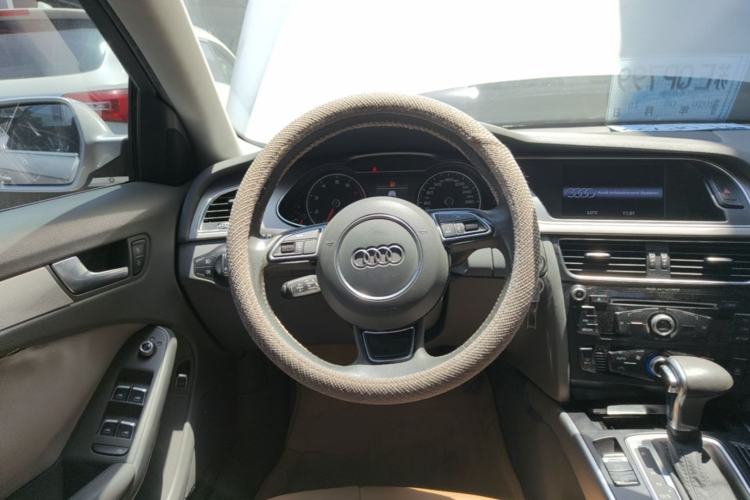 Used Audi A4L 2013 35 TFSI Automatic Standard Model Steering Wheel