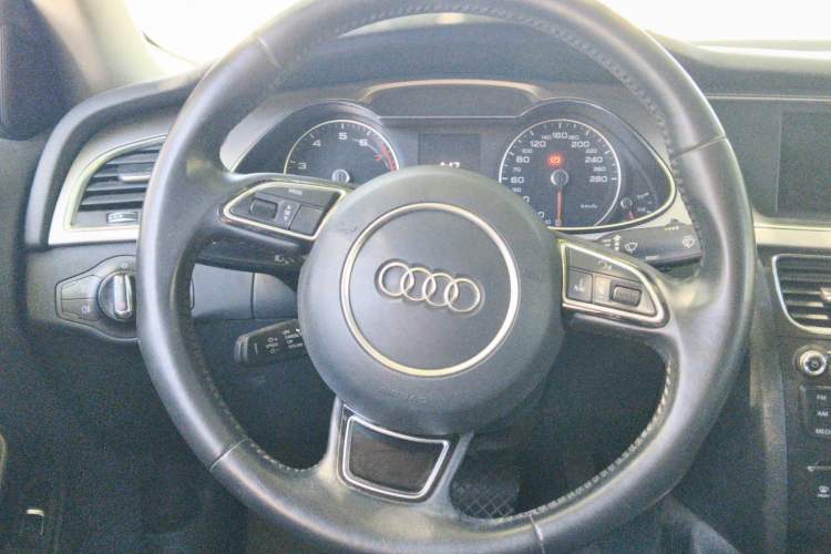 Used Audi A4L 2013 35 TFSI Automatic Standard Model Steering Wheel