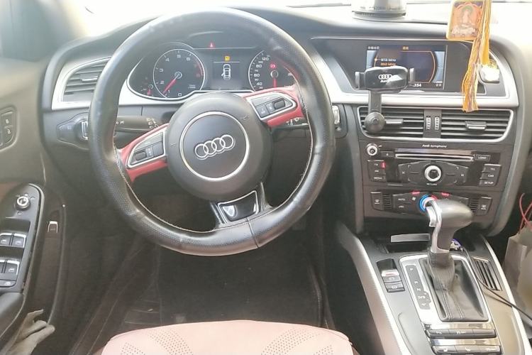 Used Audi A4L 2013 35 TFSI Automatic Standard Model Steering Wheel