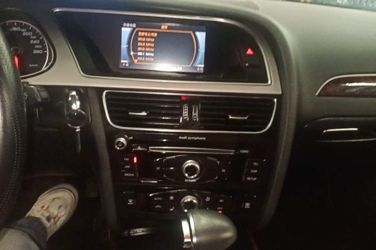 Used Audi A4L 2013 35 TFSI Automatic Comfort Model Audio And AC Panel