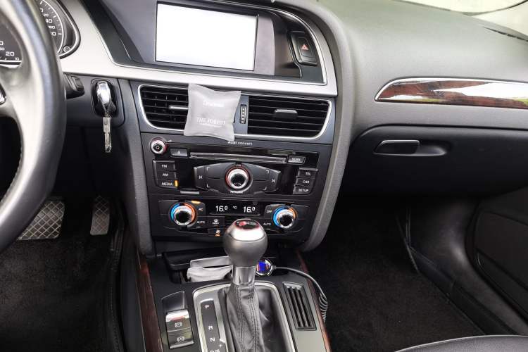Used Audi A4L 2013 35 TFSI Automatic Standard Model Audio And AC Panel