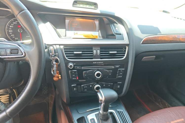 Used Audi A4L 2013 35 TFSI Automatic Standard Model Audio And AC Panel