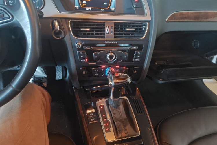 Used Audi A4L 2013 35 TFSI Automatic Comfort Model Audio And AC Panel