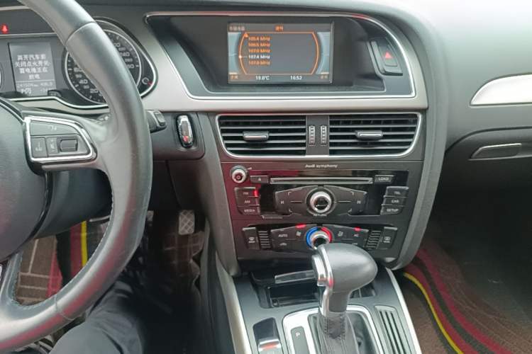 Used Audi A4L 2013 35 TFSI Automatic Standard Model Audio And AC Panel