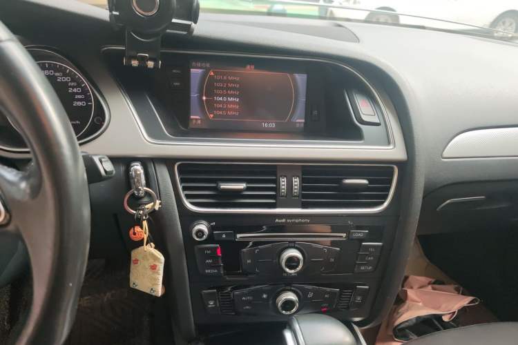 Used Audi A4L 2013 35 TFSI Automatic Standard Model Audio And AC Panel