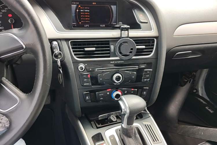 Used Audi A4L 2013 30 TFSI Automatic Comfort Model Audio And AC Panel
