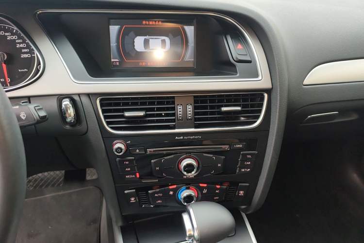 Used Audi A4L 2013 35 TFSI Automatic Standard Model Audio And AC Panel