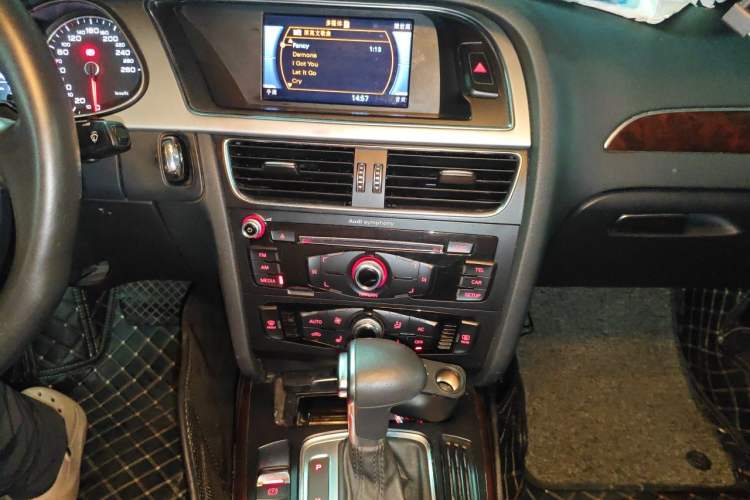 Used Audi A4L 2013 35 TFSI Automatic Standard Model Audio And AC Panel