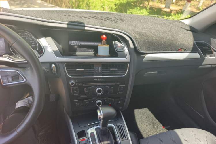 Used Audi A4L 2013 35 TFSI Automatic Standard Model Audio And AC Panel