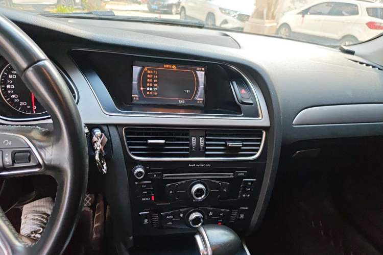 Used Audi A4L 2013 30 TFSI Automatic Comfort Model Audio And AC Panel