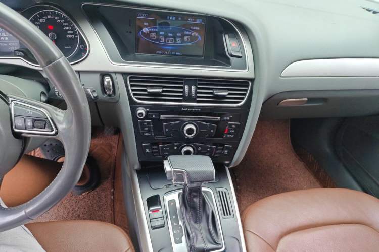 Used Audi A4L 2013 35 TFSI Automatic Standard Model Audio And AC Panel