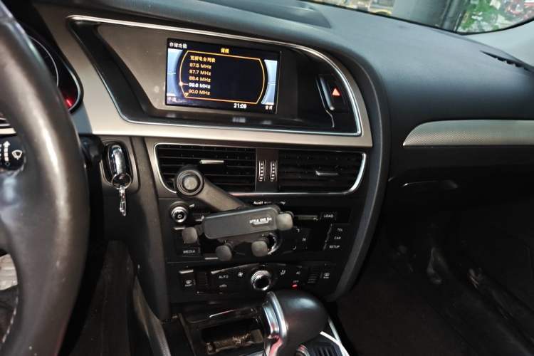 Used Audi A4L 2013 35 TFSI Automatic Standard Model Audio And AC Panel