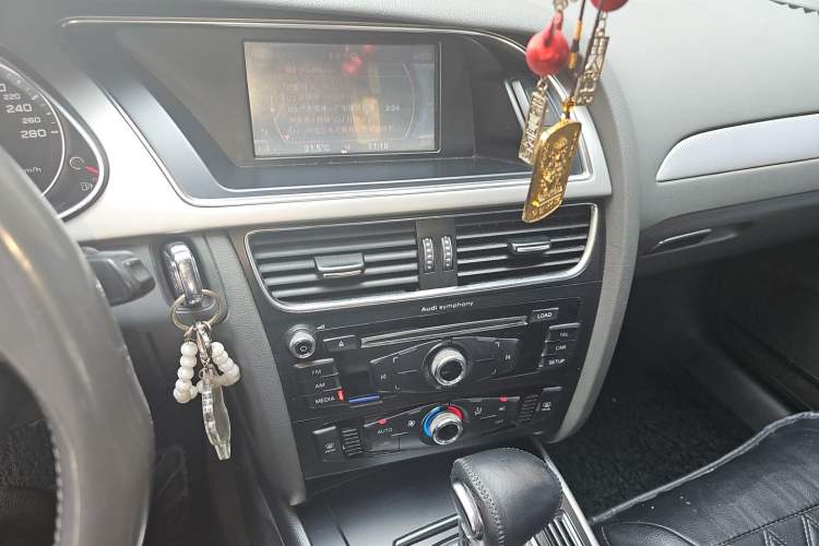 Used Audi A4L 2013 35 TFSI Automatic Standard Model Audio And AC Panel