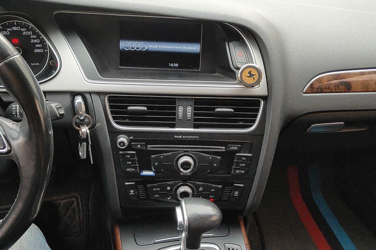 Used Audi A4L 2013 35 TFSI Automatic Comfort Model Audio And AC Panel
