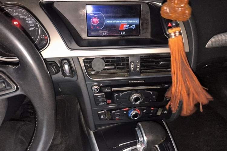 Used Audi A4L 2013 35 TFSI Automatic Standard Model Audio And AC Panel