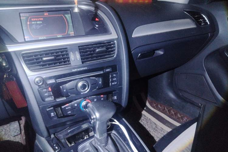 Used Audi A4L 2013 35 TFSI Automatic Standard Model Audio And AC Panel