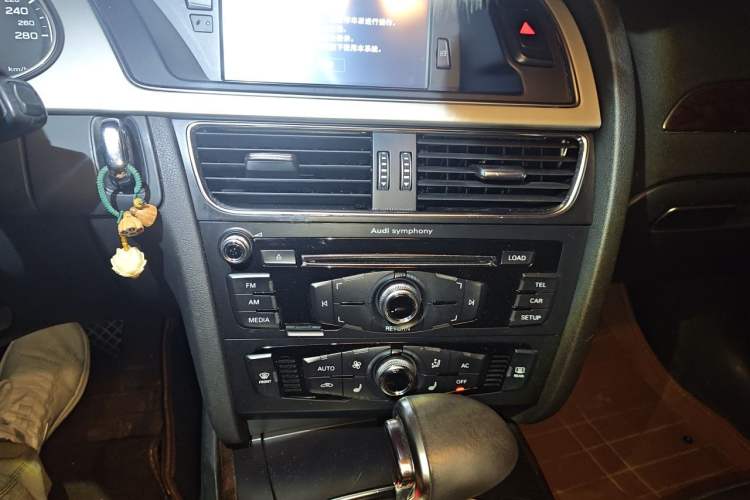 Used Audi A4L 2013 35 TFSI Automatic Standard Model Audio And AC Panel