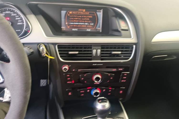Used Audi A4L 2013 40 TFSI quattro Individual Sport Edition Audio And AC Panel