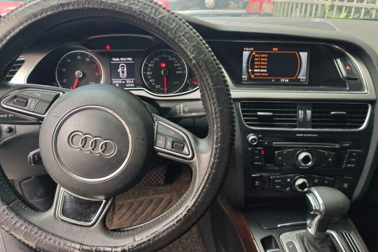 Used Audi A4L 2013 35 TFSI Automatic Comfort Model Audio And AC Panel