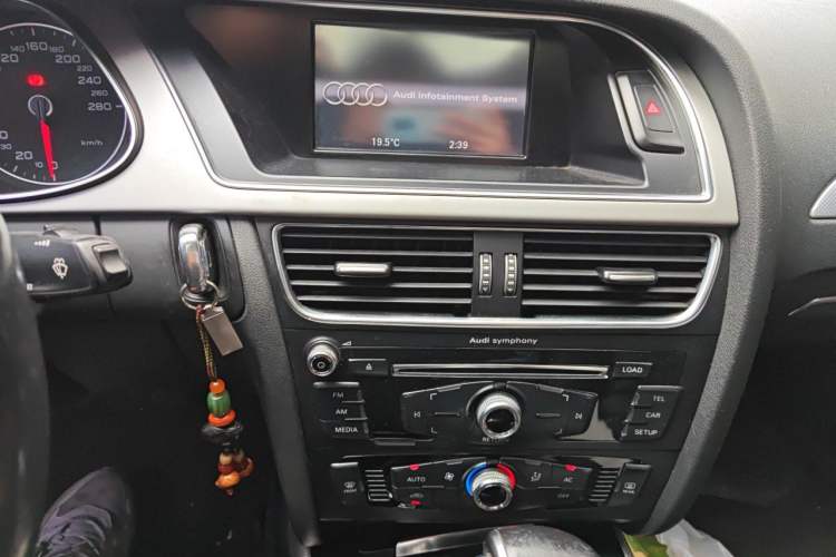 Used Audi A4L 2013 35 TFSI Automatic Standard Model Audio And AC Panel