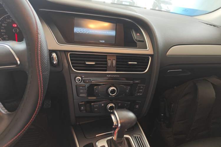 Used Audi A4L 2013 30 TFSI Automatic Comfort Model Audio And AC Panel