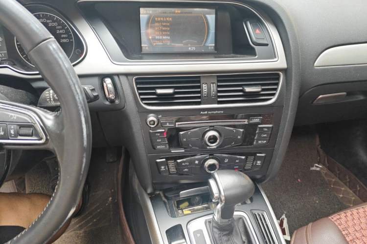 Used Audi A4L 2013 35 TFSI Automatic Standard Model Audio And AC Panel