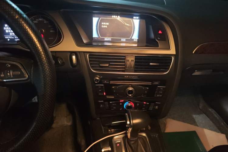 Used Audi A4L 2013 35 TFSI Automatic Standard Model Audio And AC Panel