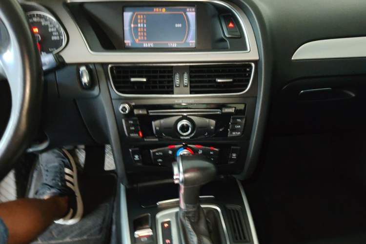 Used Audi A4L 2013 40 TFSI quattro Individual Sport Edition Audio And AC Panel