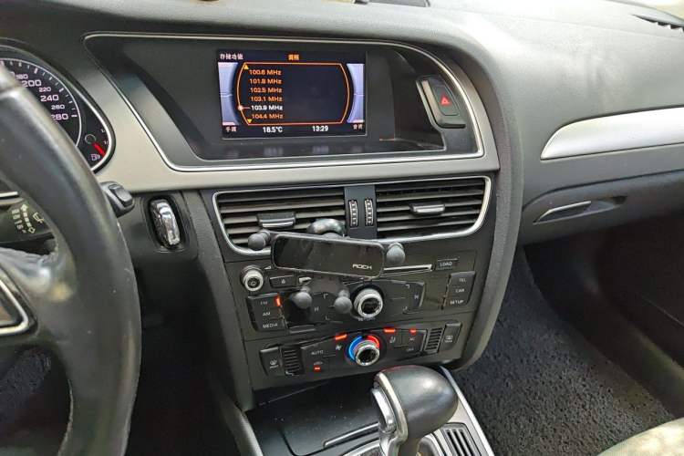 Used Audi A4L 2013 35 TFSI Automatic Standard Model Audio And AC Panel