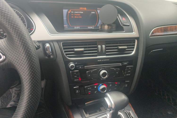 Used Audi A4L 2013 35 TFSI Automatic Comfort Model Audio And AC Panel