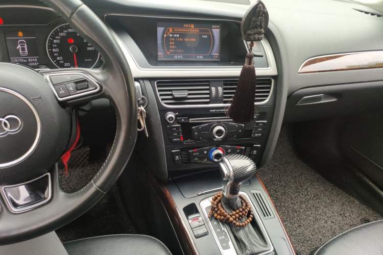 Used Audi A4L 2013 35 TFSI Automatic Comfort Model Audio And AC Panel
