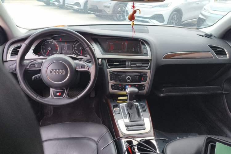 Used Audi A4L 2013 35 TFSI Automatic Comfort Model Center Console