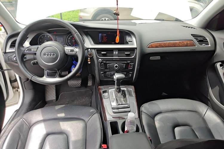 Used Audi A4L 2013 35 TFSI Automatic Comfort Model Center Console