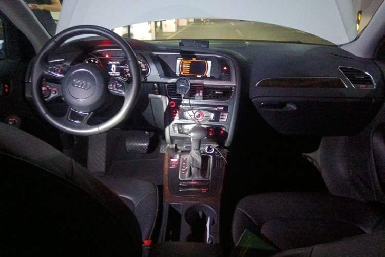 Used Audi A4L 2013 35 TFSI Automatic Comfort Model Center Console