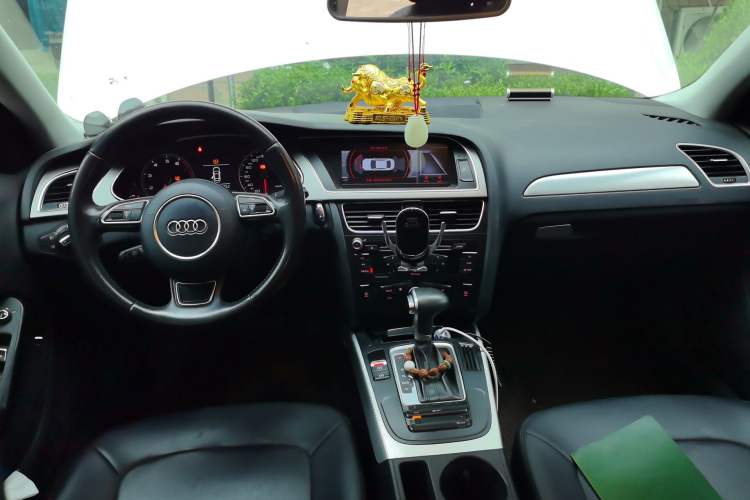 Used Audi A4L 2013 35 TFSI Automatic Standard Model Center Console