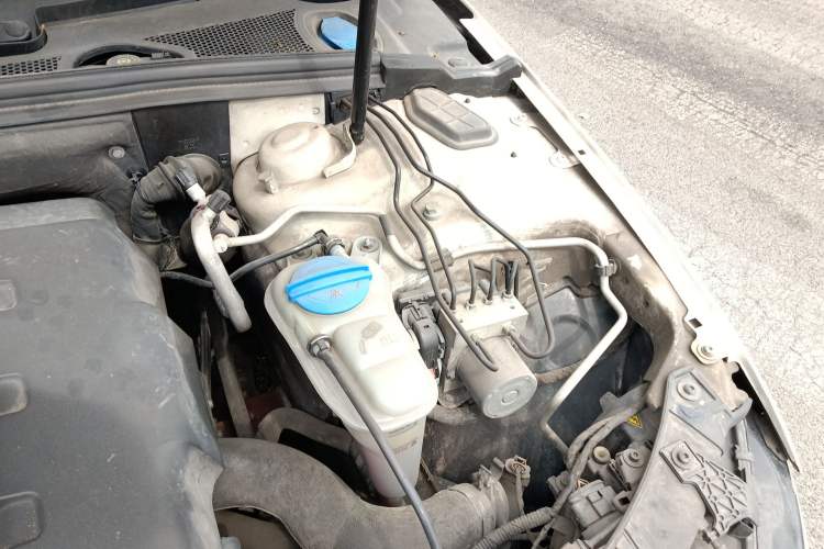 Used Audi A4L 2013 35 TFSI Automatic Comfort Model Engine Bay Left