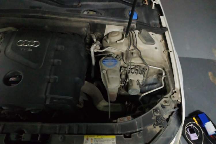 Used Audi A4L 2013 35 TFSI Automatic Comfort Model Engine Bay Left