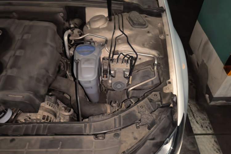 Used Audi A4L 2013 35 TFSI Automatic Comfort Model Engine Bay Left