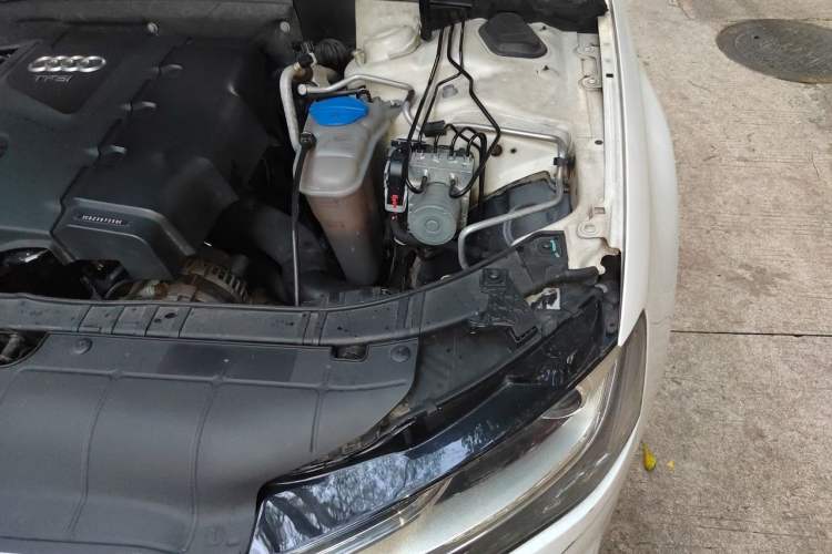 Used Audi A4L 2013 35 TFSI Automatic Comfort Model Engine Bay Left