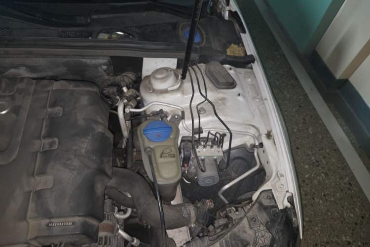 Used Audi A4L 2013 35 TFSI Automatic Comfort Model Engine Bay Left