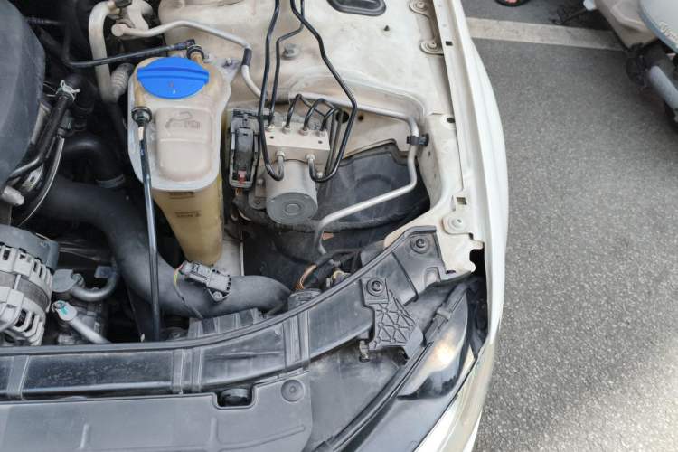 Used Audi A4L 2013 35 TFSI Automatic Standard Model Engine Bay Left